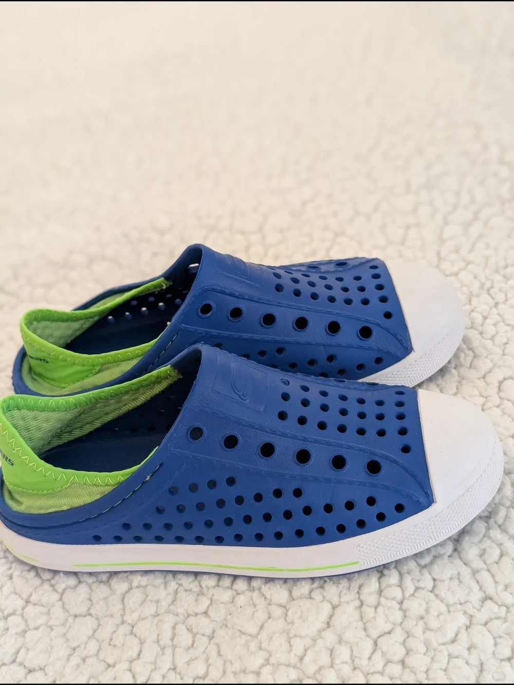 Great Condition: Skechers Foamies Guzman Steps Kids 3